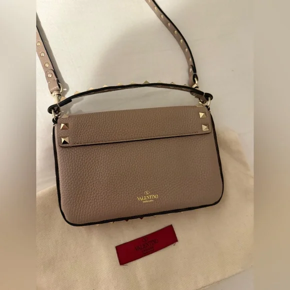 Valentino Garavani Rockstud Grainy Calfskin Pouch in Poudre Color Way. - Picture 6 of 9
